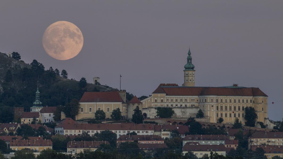 imagini spectaculoase cu eclipsa de luna cum s a vazut luna sangerie in romania si in alte locuri din lume
