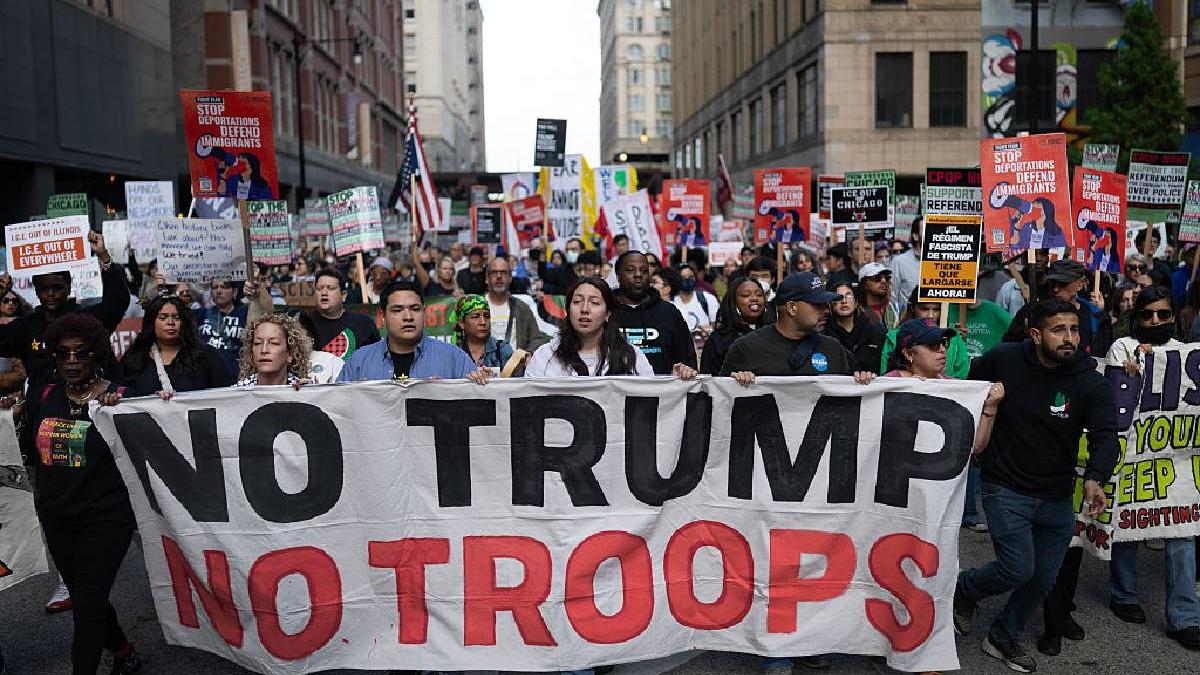 mii de oameni au iesit in strada dupa ce trump a postat chipocalypse now imi place mirosul deportarilor dimineata devreme