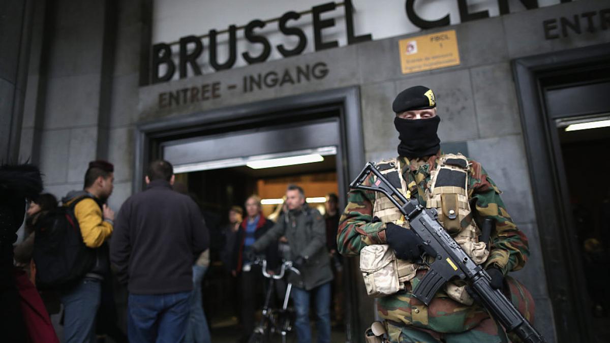 oricine in bruxelles ar putea fi lovit de un glont ratacit armata va fi scoasa pe strazi si va patrula impreuna cu politistii