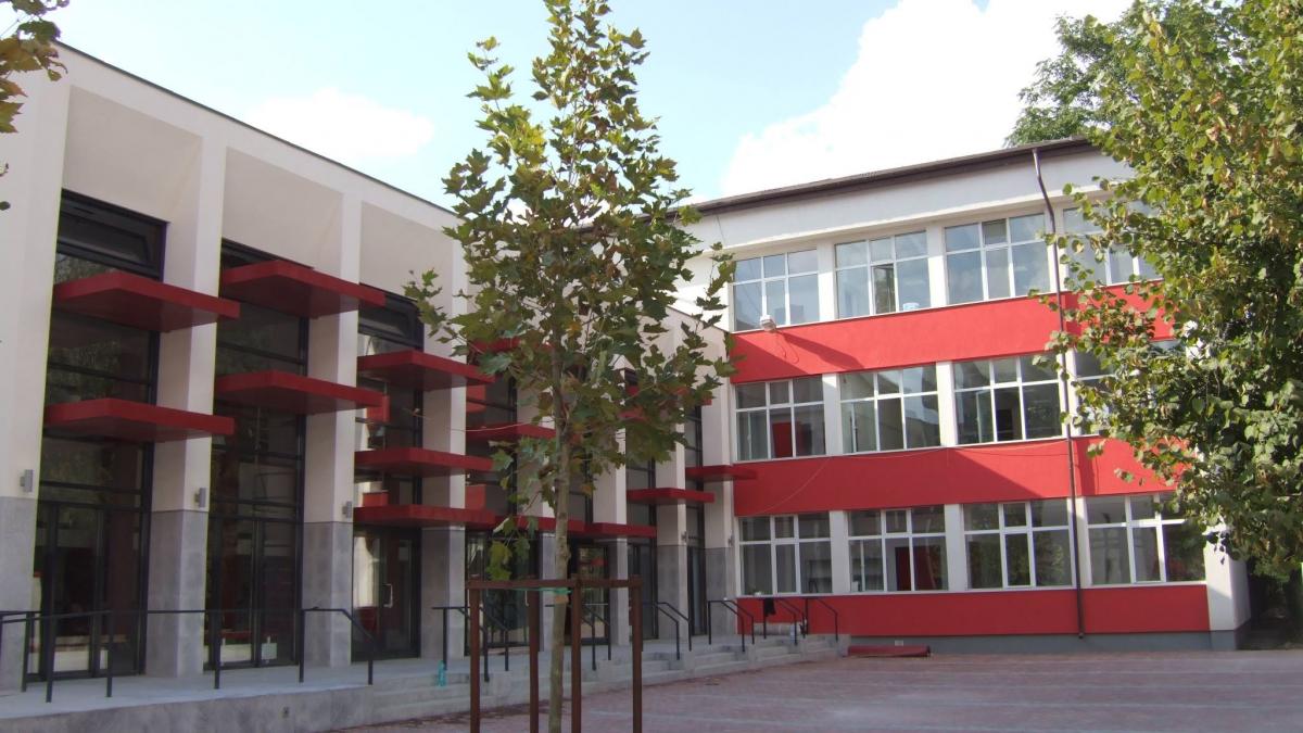 rasturnare de situatie la cea mai mare scoala din bucuresti conducerea renunta la demisie dupa ce s au luat mai multe decizii