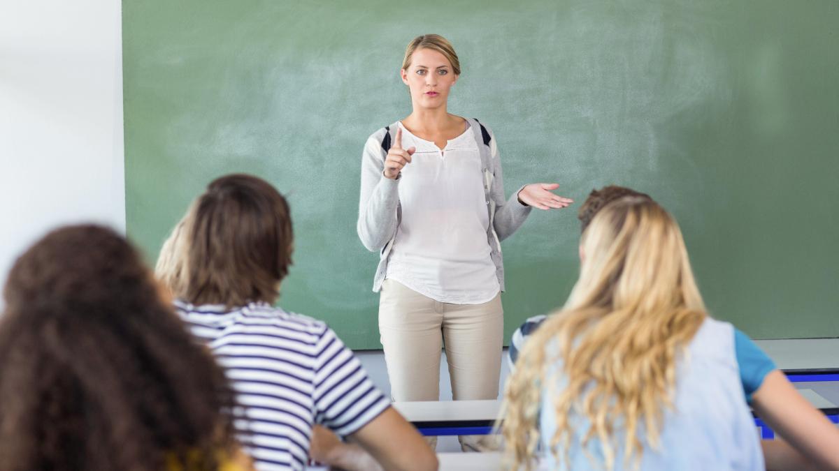 ce salariu are un profesor in romania si cate ore lucreaza pe saptamana