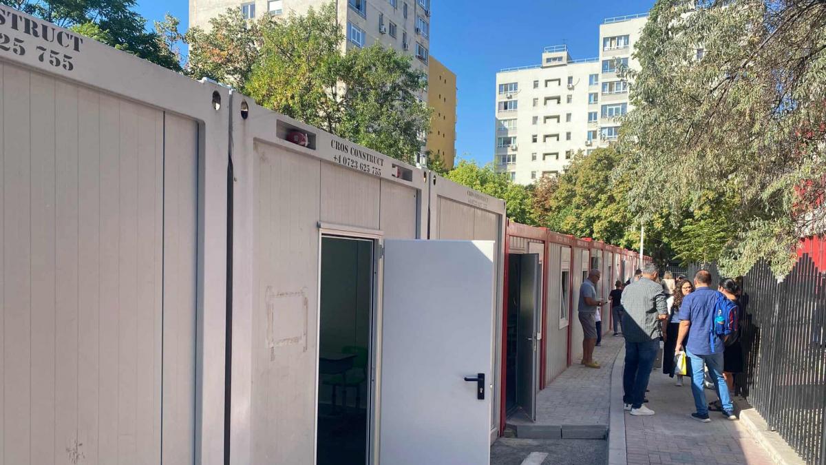 cea mai mare scoala din romania incepe cursurile in containere fara electricitate elevii vor invata in 3 schimburi