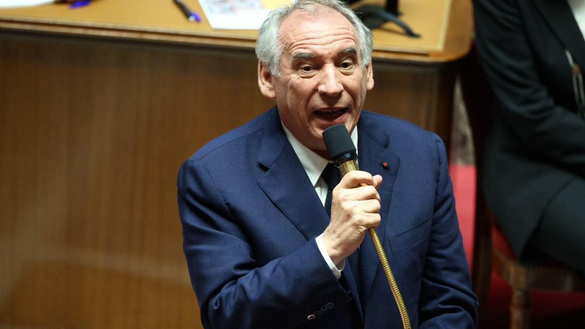 guvernul francez a picat la motiunea de cenzura a extremistilor premierul isi va prezenta demisia marti