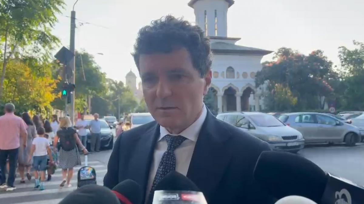 nicusor dan si a dus fetita la scoala si va primi la cotroceni o delegatie a profesorilor daca vor exista solutii vor fi aplicate