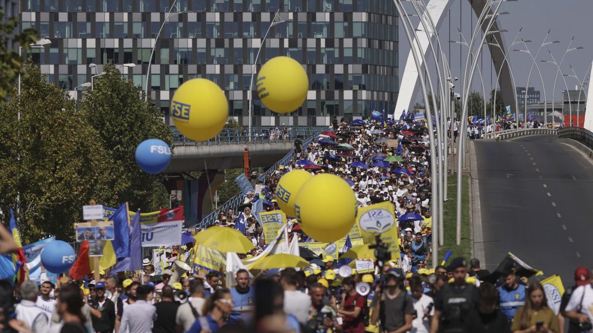 protestul profesorilor in imagini mii de cadre didactice au mers din piata victoriei la palatul cotroceni
