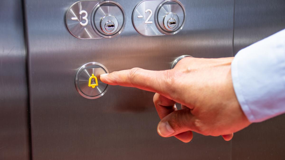 un german a stat blocat in liftul din casa patru zile fara apa si mancare