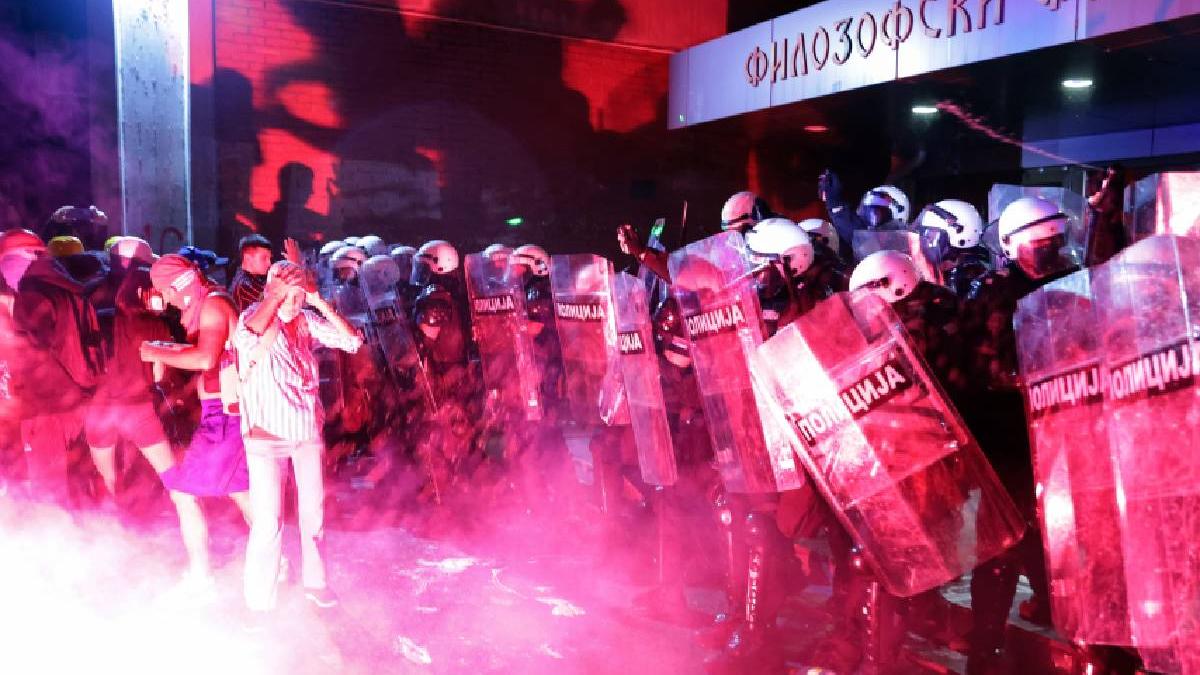 noi proteste in belgrad mii de manifestanti au condamnat violenta fortelor de ordine din timpul manifestatiilor anti guvernamentale