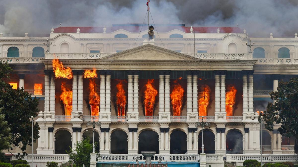 parlamentul din nepal este in flacari casa premierului a fost incendiata demnitarii atacati
