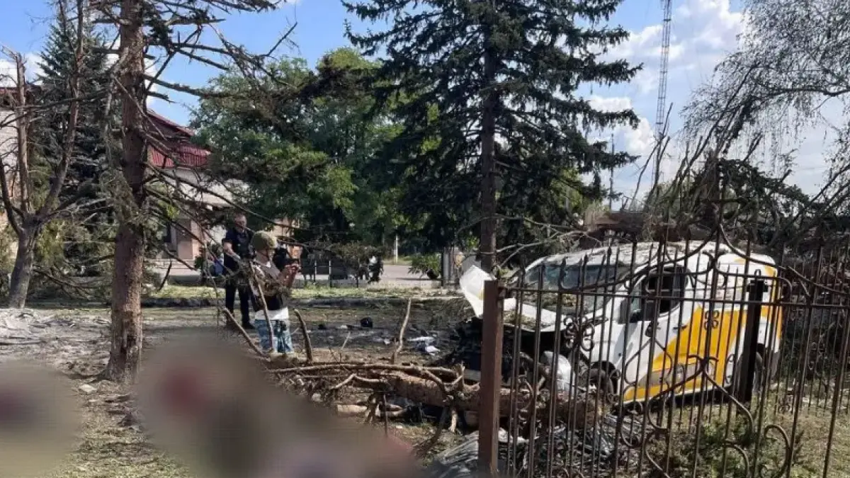 peste 20 de oameni ucisi cand asteptau sa ia pensia bombardament puternic al rusilor asupra unui sat din donetk terorism pur