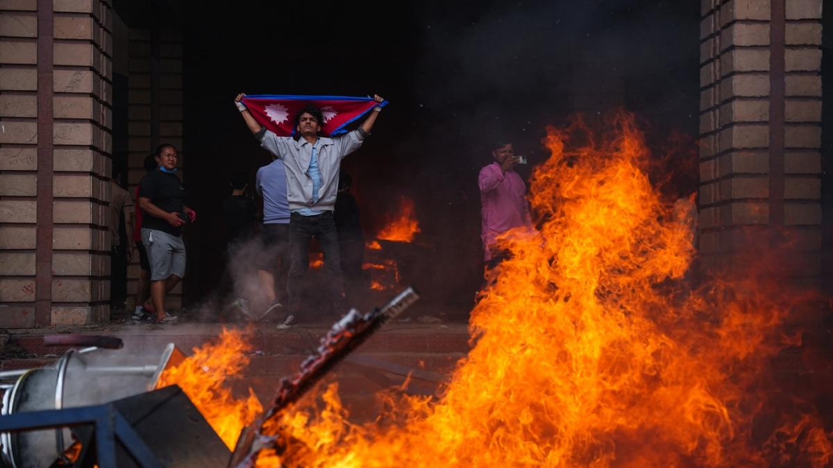 sotia unui fost prim ministru nepalez a fost arsa de vie in casa de protestatarii furiosi