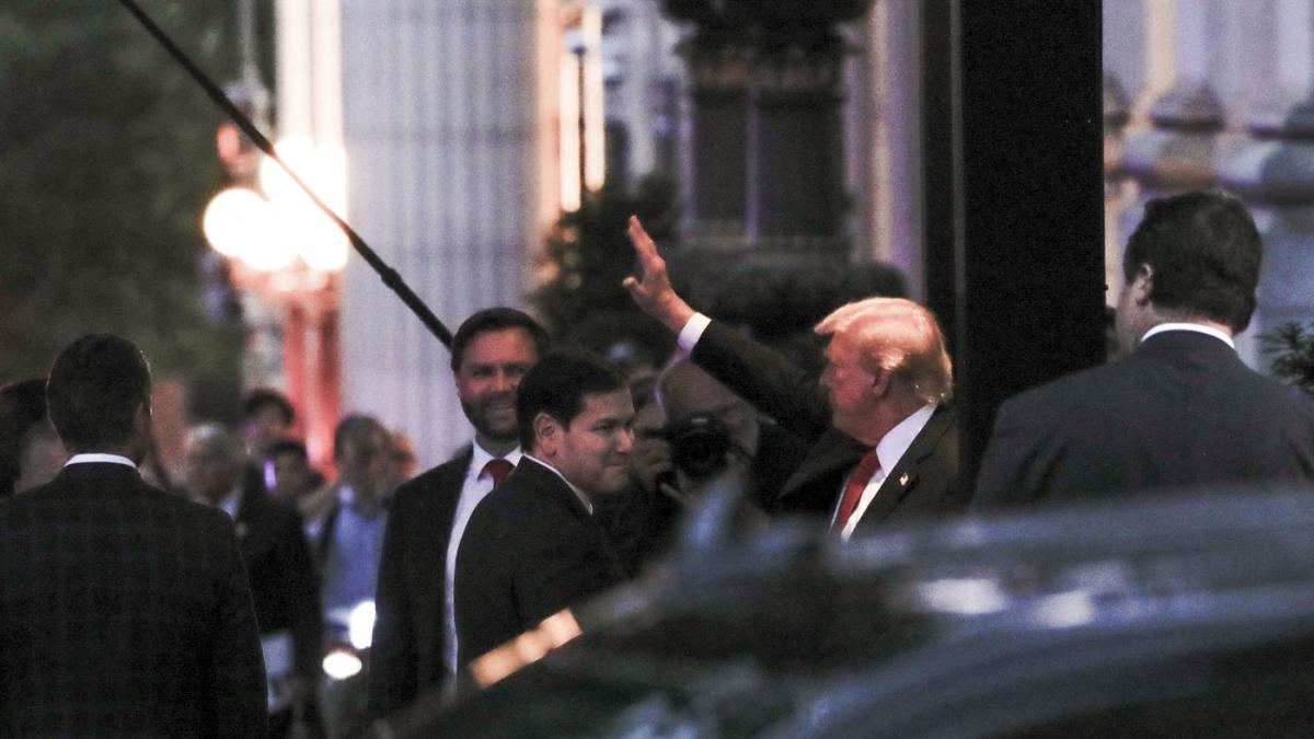 donald trump huiduit intr un restaurant din washington este un hitler al epocii noastre