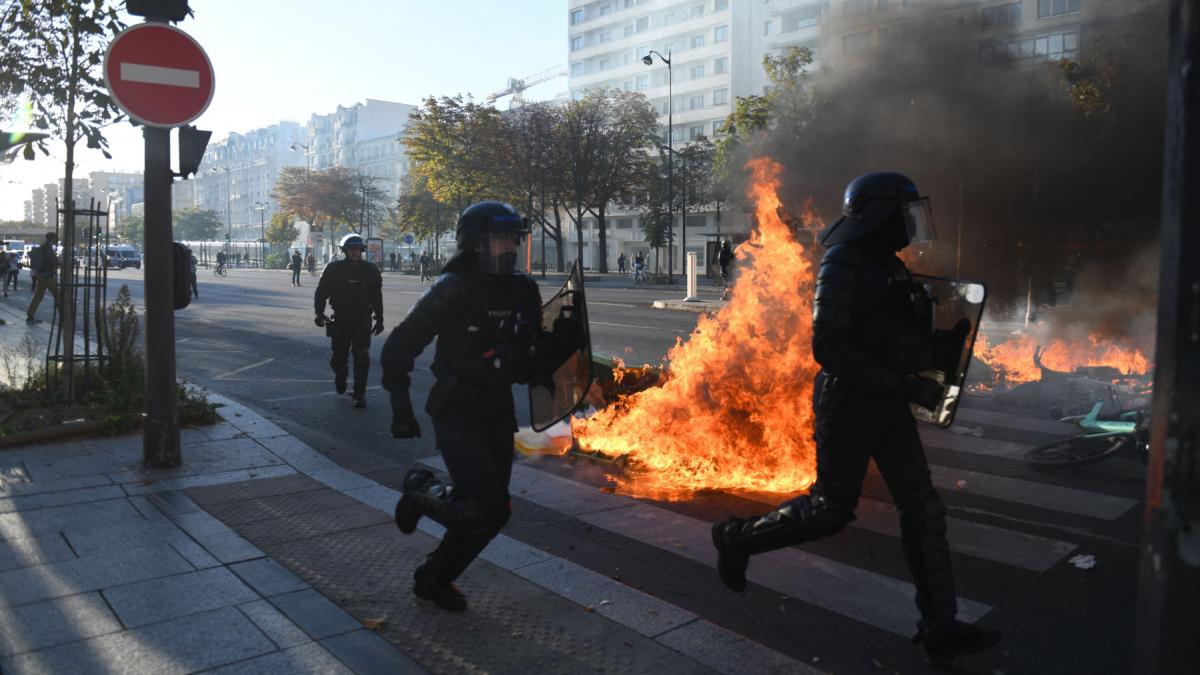 trimisul special antena 3 cnn la paris din mijlocul manifestantilor foarte multi tineri s au adunat deja in place de la republique