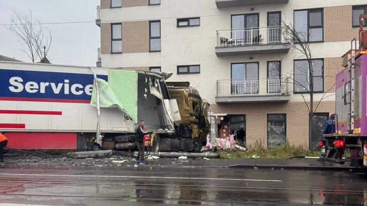 accident teribil in cluj napoca un tir s a oprit intr un bloc dupa ce a lovit doua masini parcate asa ceva n am vazut