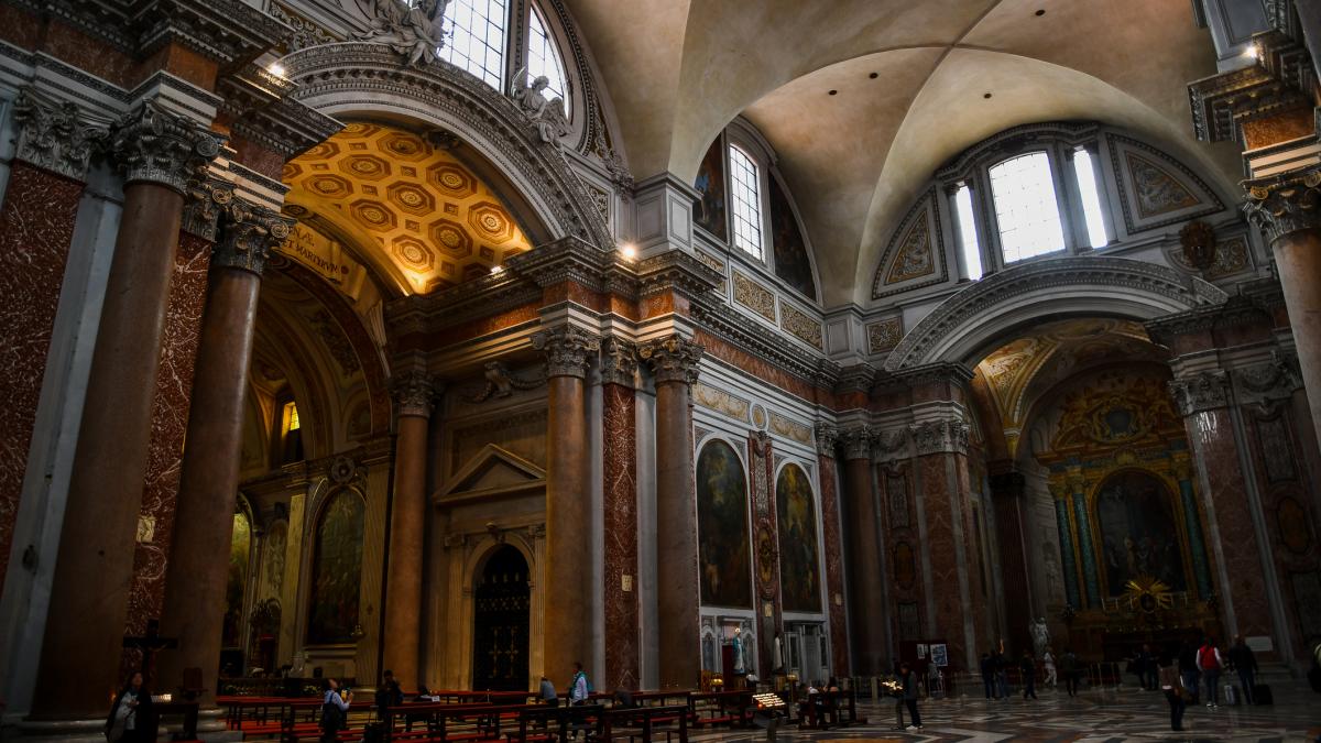 gest scandalos facut de o austriaca intr o biserica din roma realizata de michelangelo