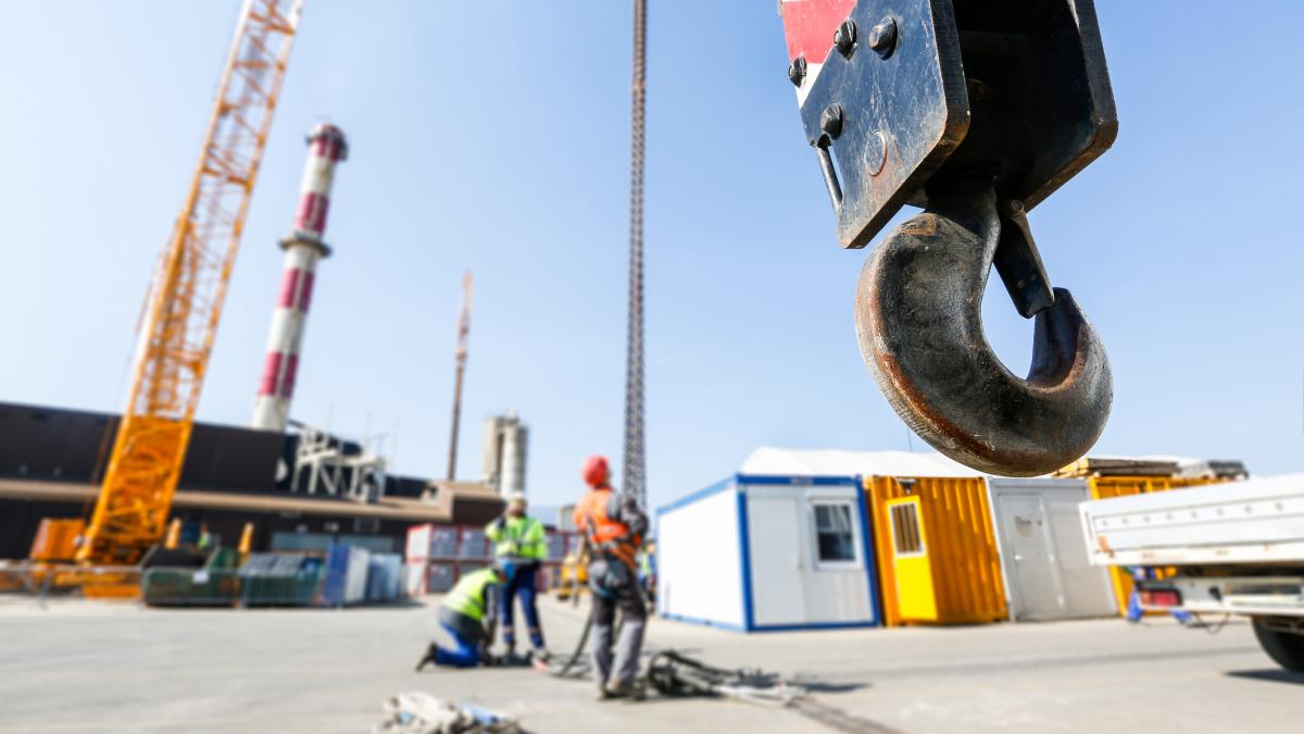 un muncitor roman din italia a cazut de la etajul 5 al unui bloc unde lucra ce piste iau in calcul anchetatorii