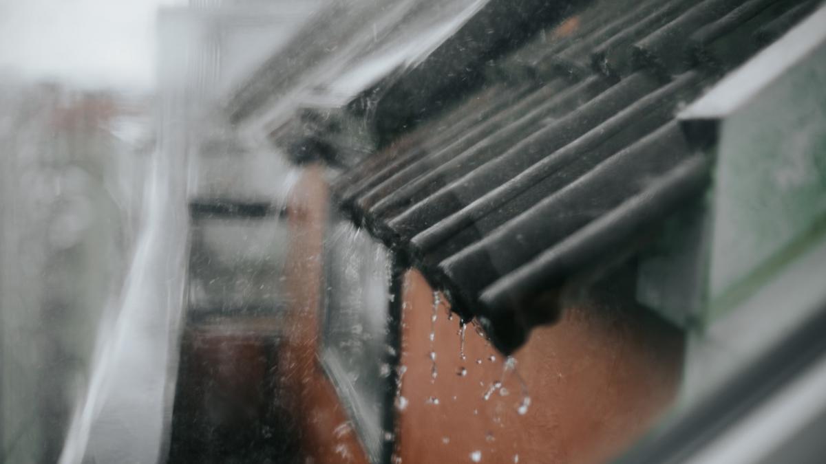 de ce platim pentru apa de ploaie explicatiile pentru taxa de pe factura spulbera un mit