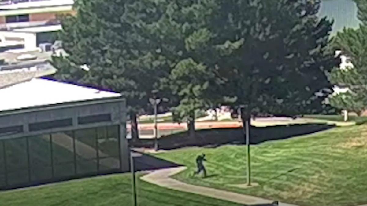 fbi a publicat noi imagini cu suspectul cautat pentru uciderea lui charlie kirk barbatul surprins in timp ce sarea de pe un acoperis