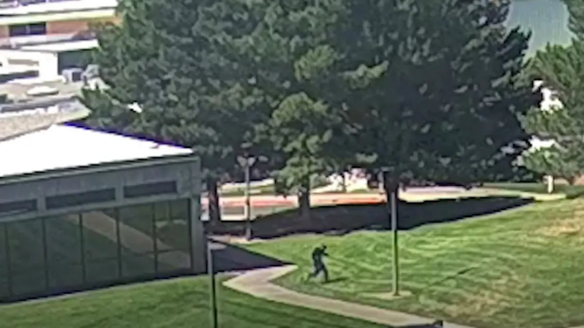 fbi a publicat noi imagini cu suspectul cautat pentru uciderea lui charlie kirk barbatul surprins in timp ce sarea de pe un acoperis