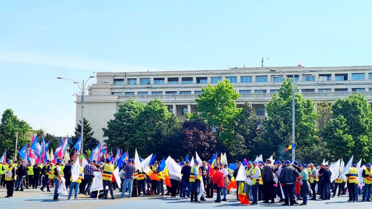 functionarii publici vor protesta luni in bucuresti impotriva concedierilor anuntate peste trei sferturi dintre primarii nu lucreaza