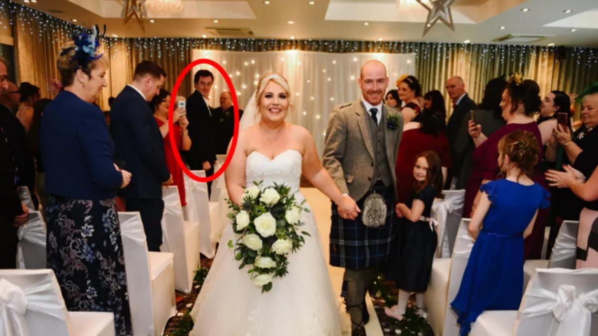 o aparitie misterioasa intr o fotografie de nunta i a ingrozit pe miri cine este de fapt necunoscutul au aflat abia dupa 4 ani