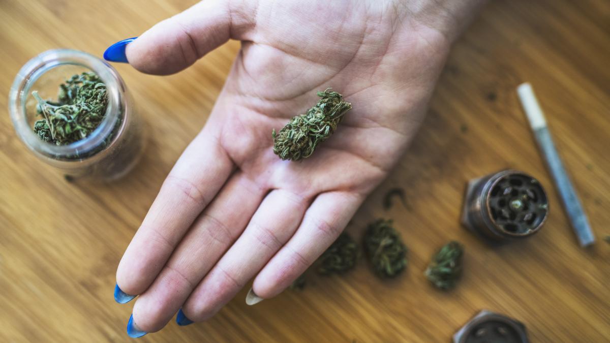 o femeie din suceava a organizat un flagrant pentru doi dealeri de droguri dupa ce fiica ei a ajuns la spital