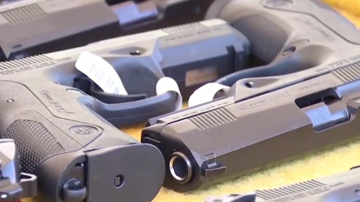 peste 3 600 de arme detinute ilegal au fost confiscate anul acesta cum ajung romanii sa cumpere pusti cu aer comprimat de pe net