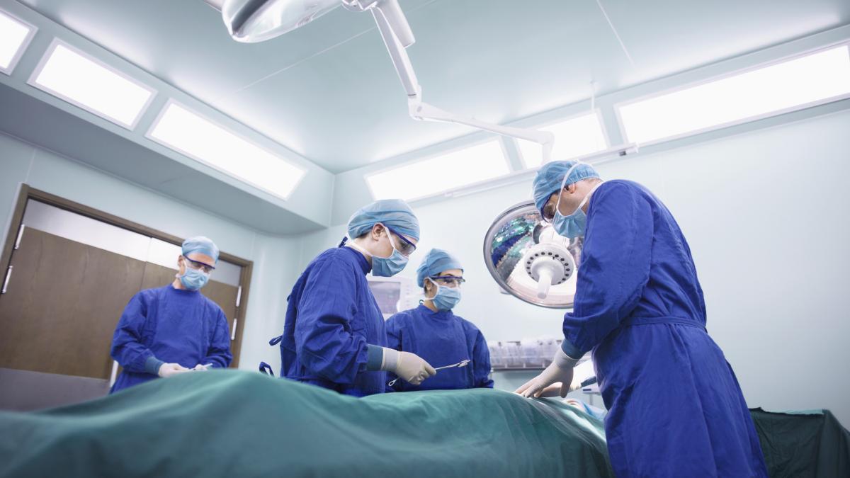 un doctor a intretinut relatii intime cu o asistenta la mijlocul unei interventii chirurgicale in timp ce pacientul era sedat