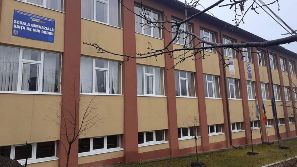 un elev de 12 ani fiul secretarei a murit in fata unei scoli din maramures asteptandu si mama abia iesise de la ora de sport