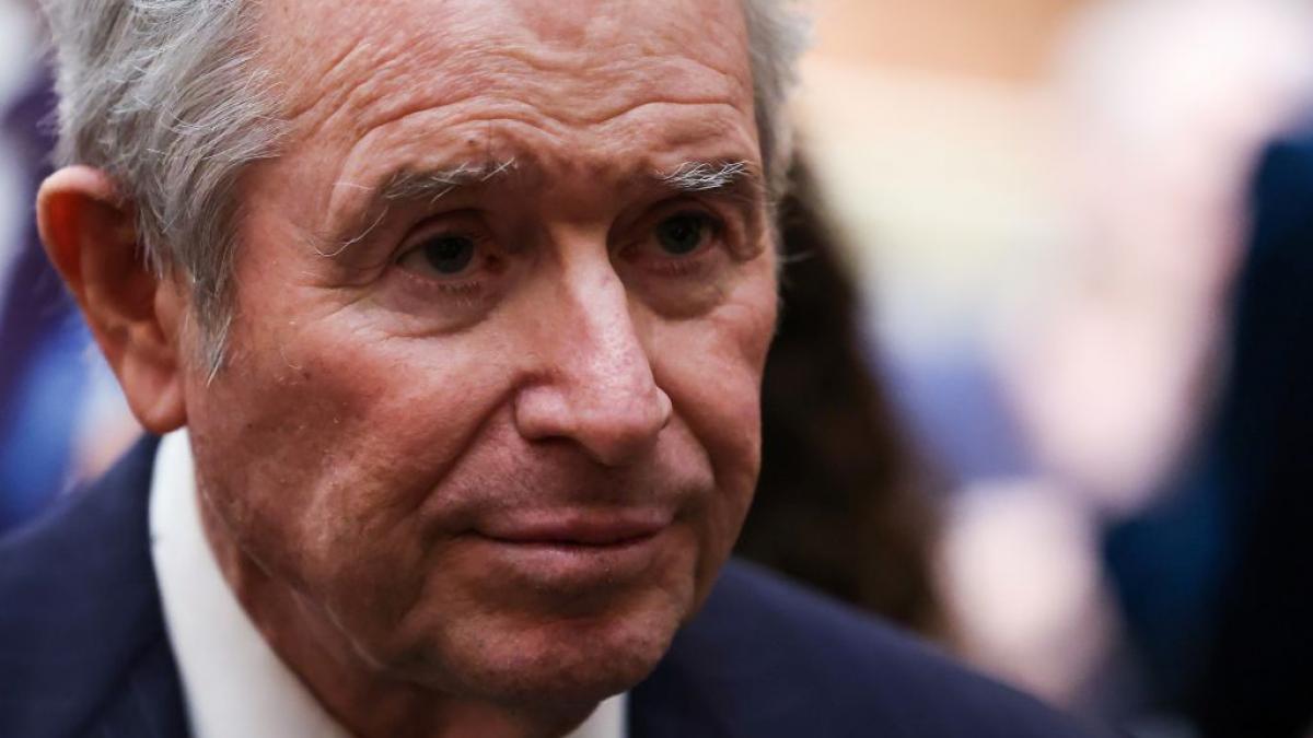 un miliardar american a starnit furie intr un sat din anglia isi umplea lacul pe timp de seceta compania de apa a oprit livrarile