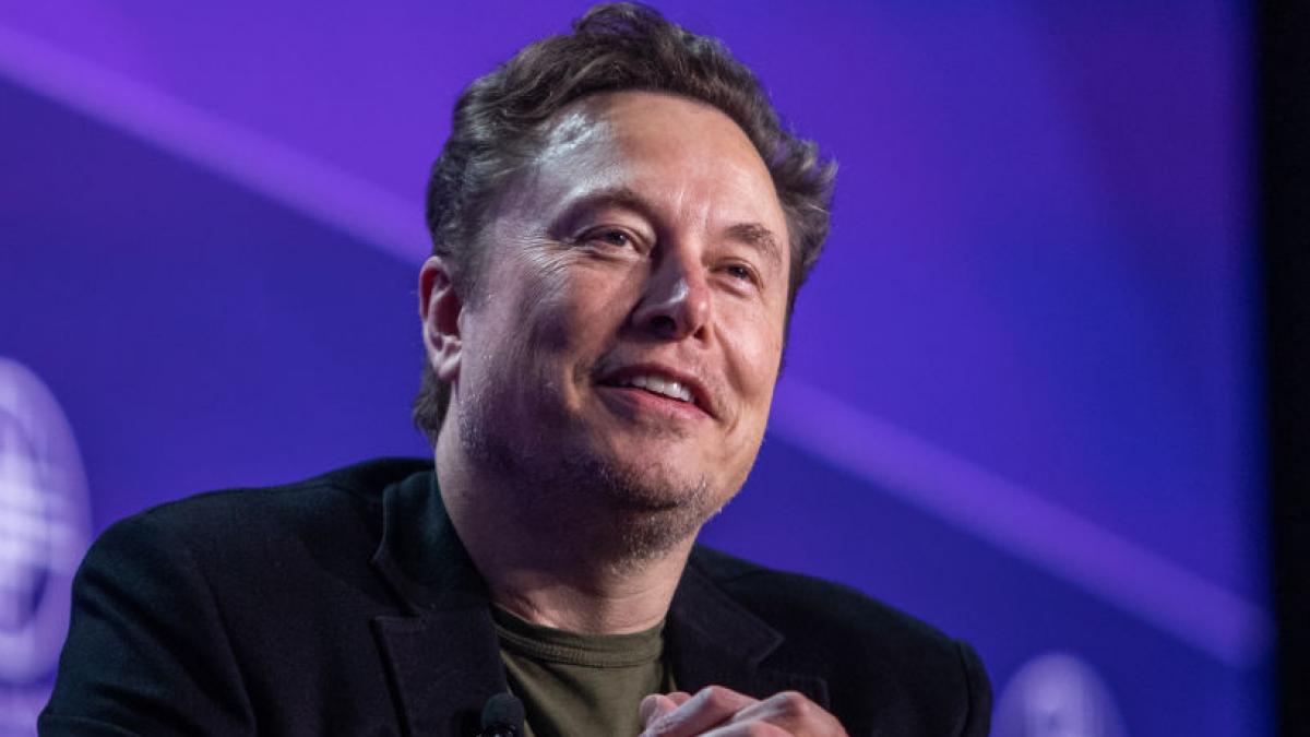 elon musk le a vorbit protestatarilor de la londra prin videoconferinta si a instigat la violenta daca nu ripostati o sa muriti