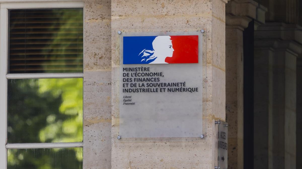 fitch a retrogradat economia frantei dupa protestele uriase si din cauza instabilitatii politice