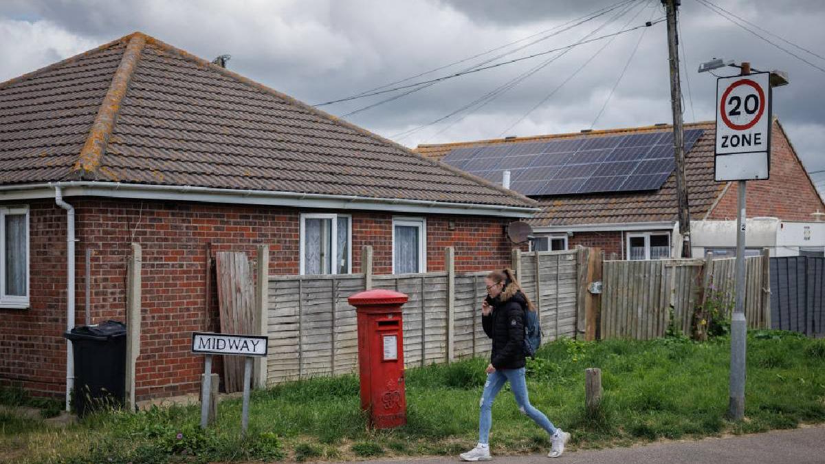 le spun de unde sunt si imi raspund cu imi pare rau cum e sa cresti in cel mai sarac loc din tara ta