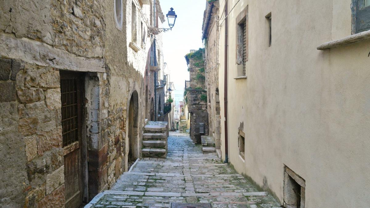 o profesoara din sua a reusit sa si cumpere locuinta de vis in italia la un pret surprinzator de mic totul este foarte linistit