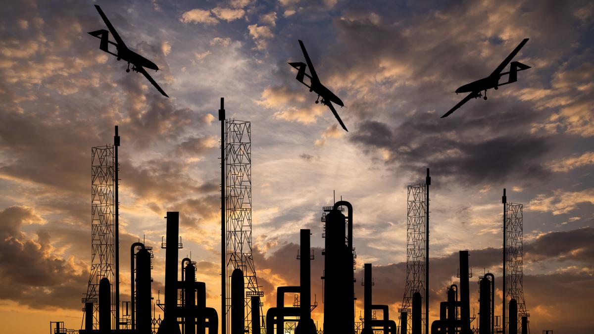 ucraina a bombardat cu drone una din cele mai mari rafinarii de petrol din rusia