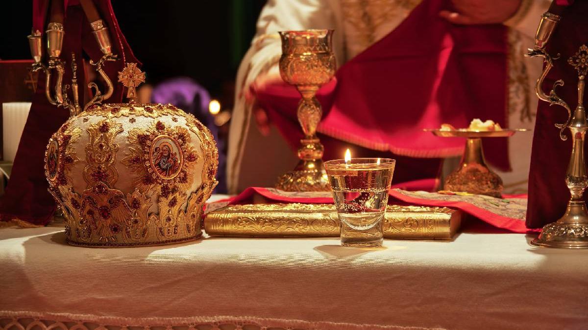 un staret grec care este judecat pentru furt de relicve bizantine sustine ca acestea erau ale bunicii sale