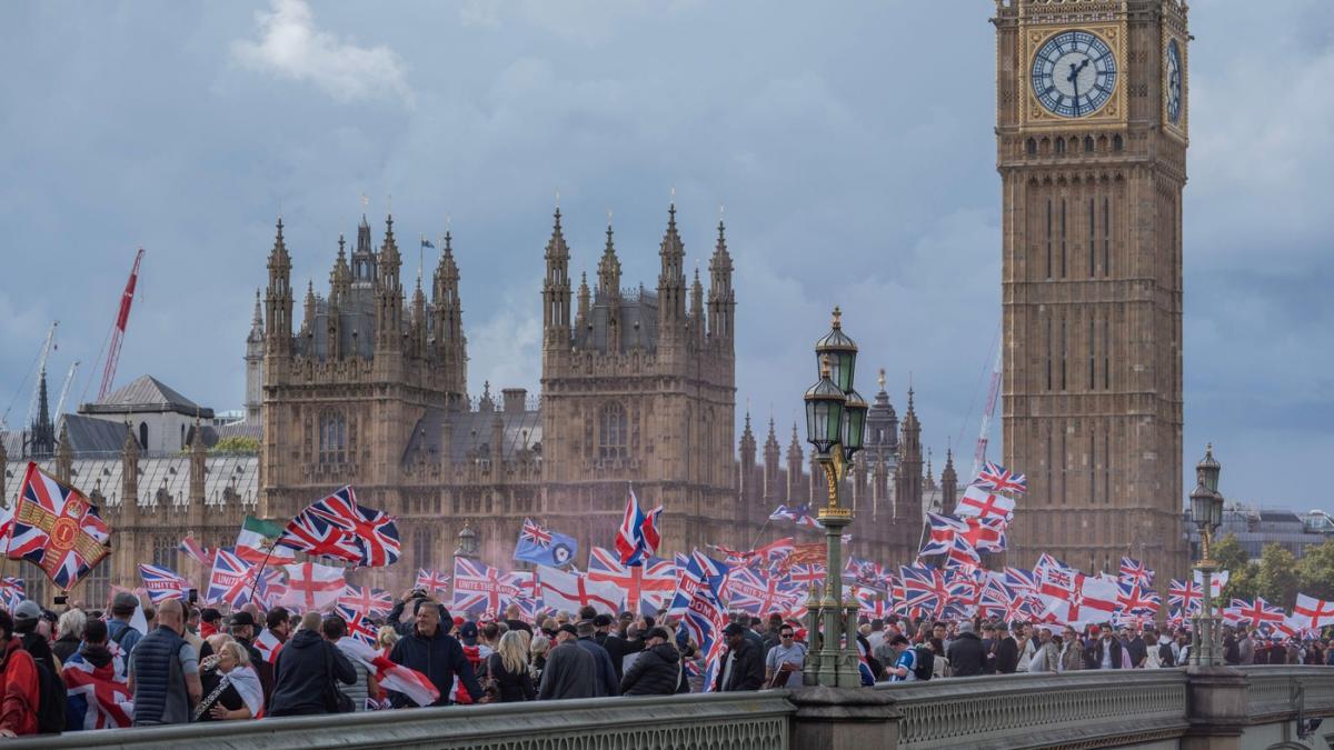 unite the kingdom peste 100 000 de oameni sunt in strada la londra la protestul al extremistilor se striga numele lui charlie kirk