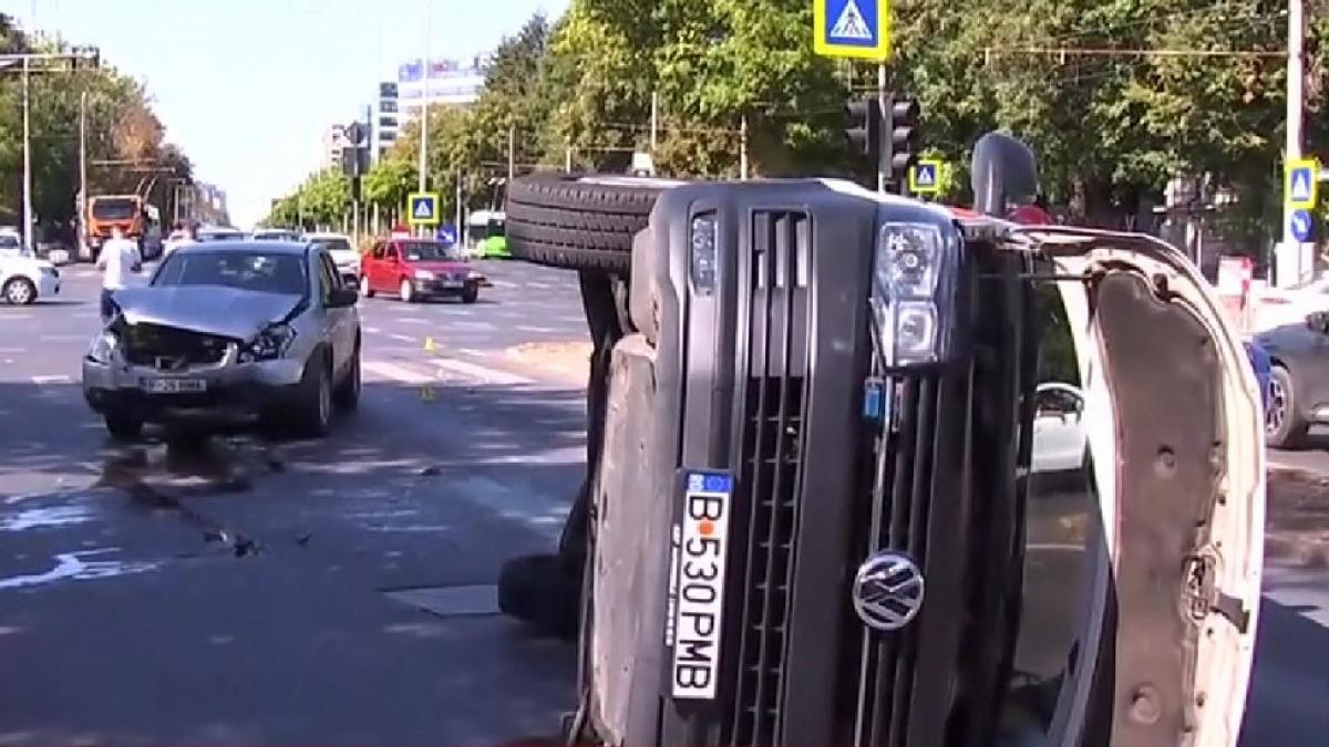 accident grav in capitala o ambulanta aflata in misiune s a rasturnat dupa ce a fost lovita de o masina 2 raniti