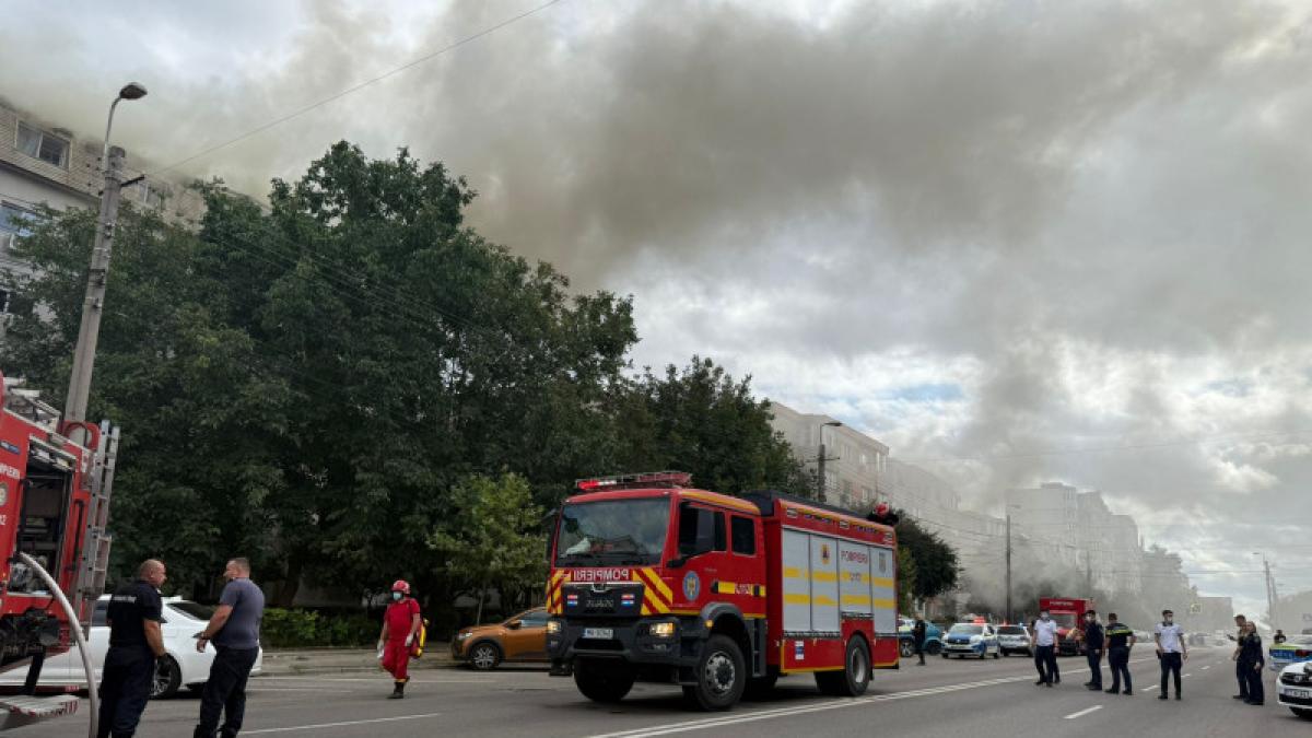 incendiu puternic intr un bloc din constanta un barbat a fost gasit inconstient iar aproape 60 de persoane s au autoevacuat