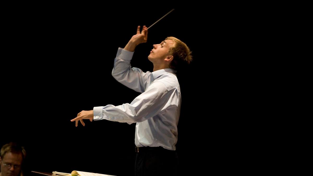 interviu exclusiv cu dirijorul britanic vasily petrenko un dirijor e ca un antrenor de fotbal iar orchestra ca o echipa