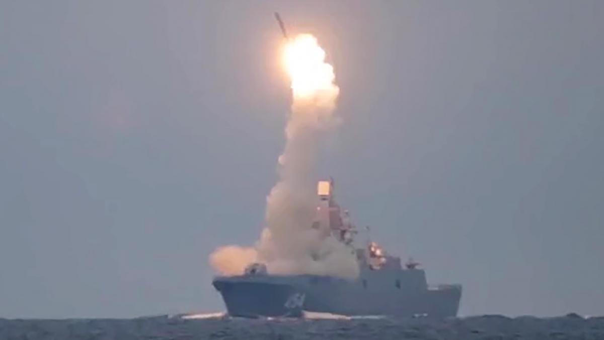 putin lanseaza o noua racheta hipersonica zirkon dupa ce ucraina a lovit cu drone una dintre cele mai mari rafinarii ale rusiei