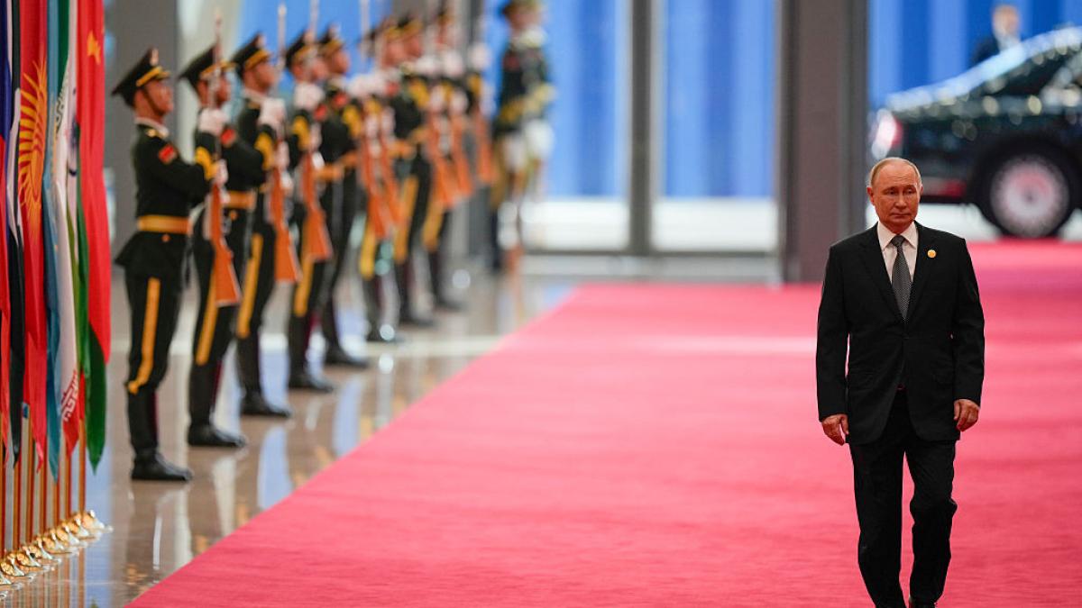 toti oamenii sunt muritori chiar si putin cum incearca puterea de la kremlin sa si asigure nemurirea prin gasirea unui succesor apt