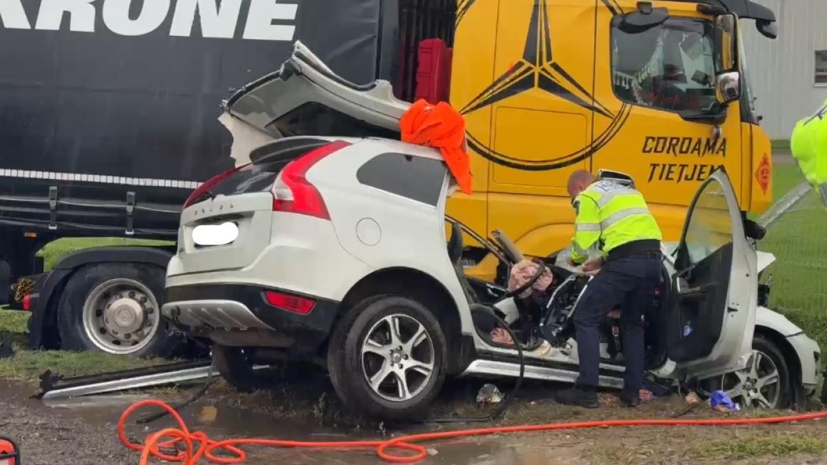 accident teribil in suceava o masina a intrat sub un tir o mama a murit fiicele sale sunt grav ranite