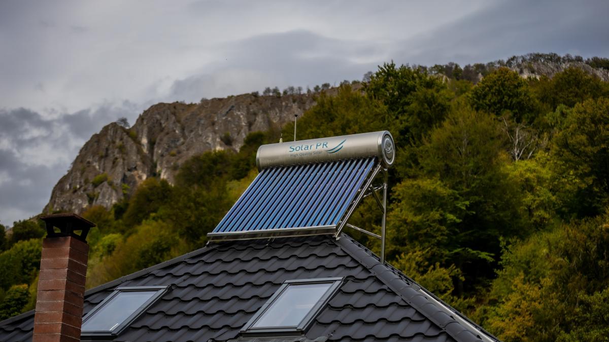 cum iti faci viata mai usoara in aceste vremuri grele folosind un panou solar pentru apa calda