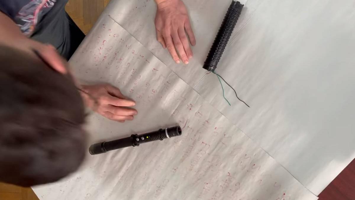 doi elevi din bucuresti au fost prinsi la scoala cu o arma cu electrosocuri si un baston telescopic