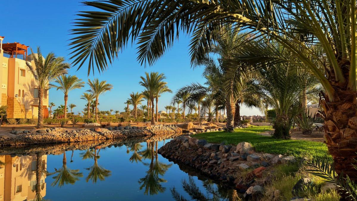 egiptul vrea sa schimbe harta turismului de lux cu o statiune ascunsa intre munti si mare la 45 de minute de hurghada