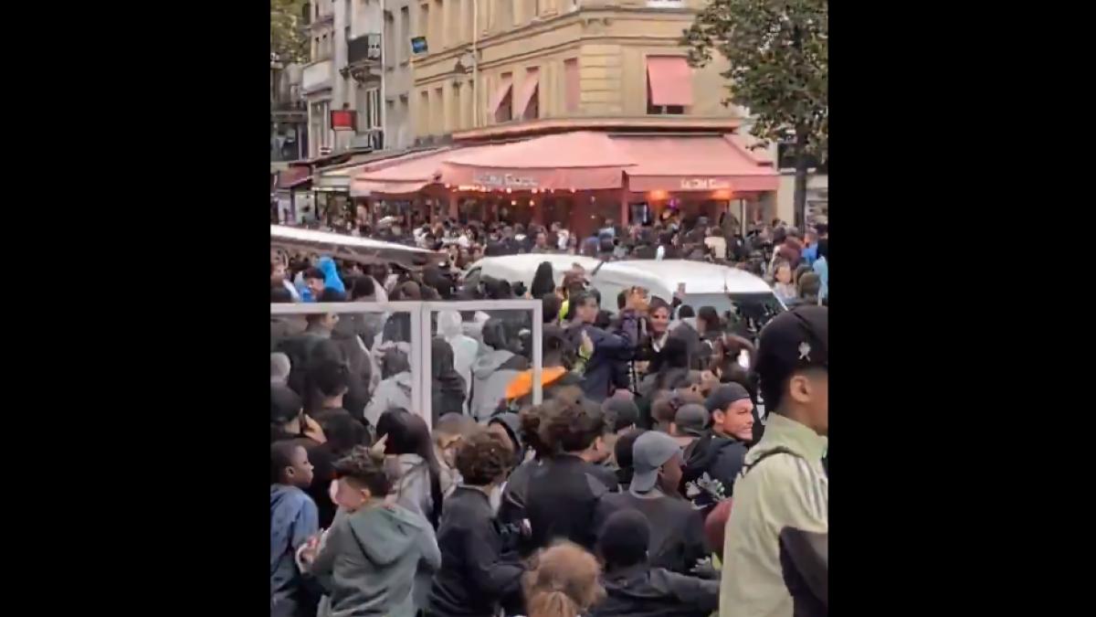 mii de oameni s au batut in strada la paris pentru pui prajit oferit gratuit