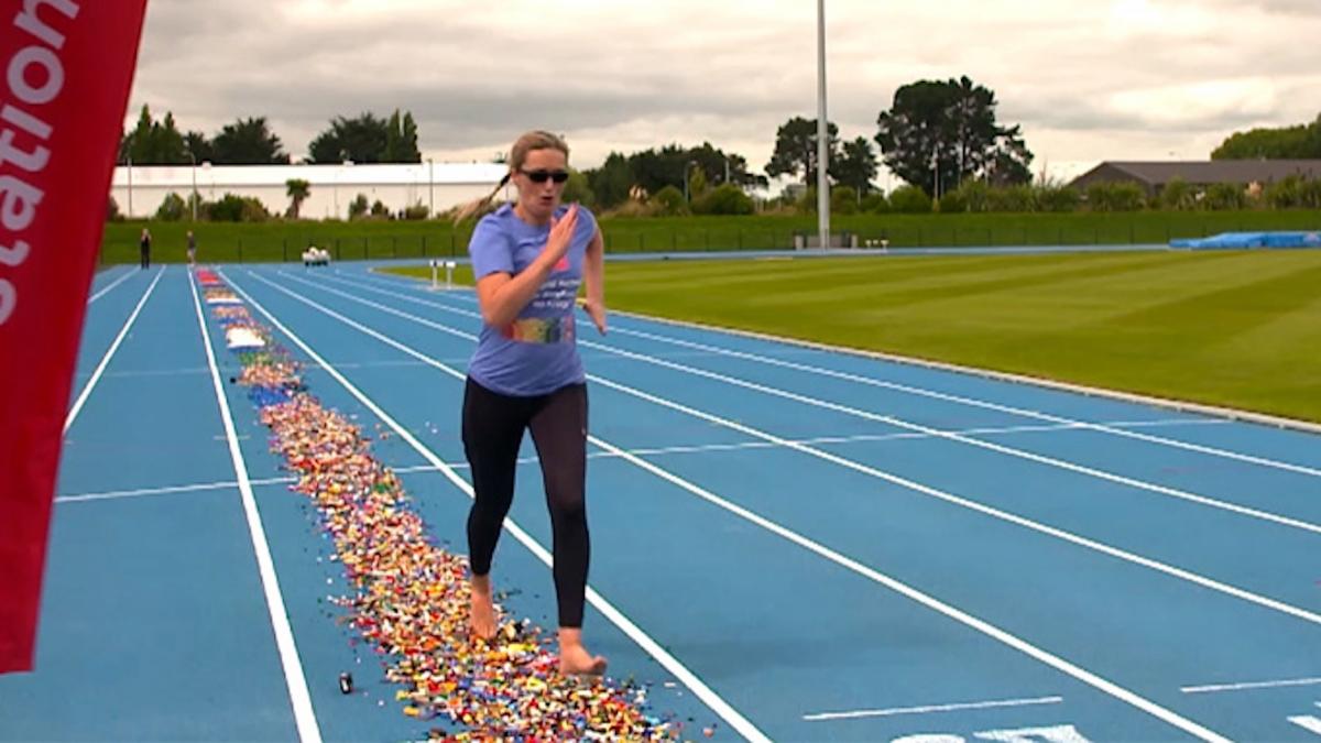 o mama din noua zeelanda a intrat in cartea recordurilor dupa ce a alergat desculta pe piese lego