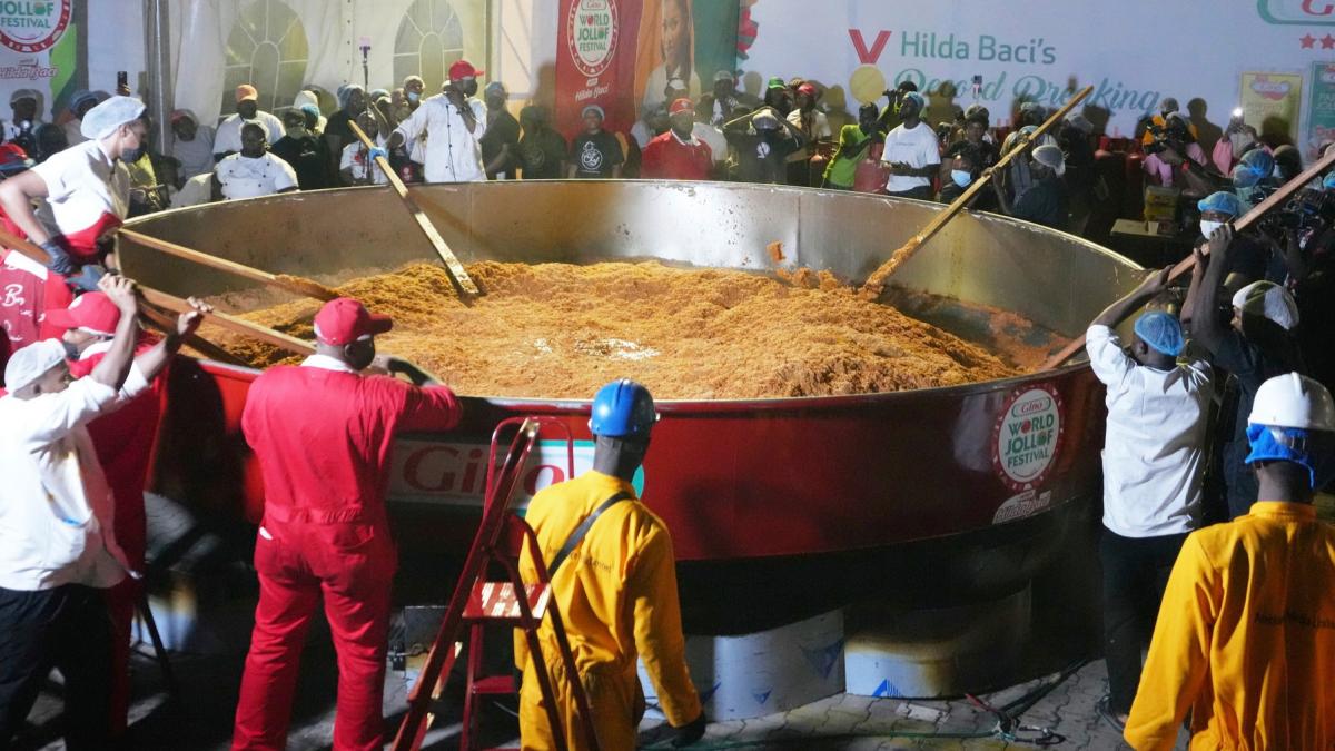 o oala gigantica se rupe in timp ce o bucatareasa incearca sa sparga un record mondial cu cel mai mare vas de orez jollof din lume