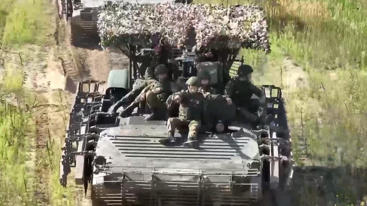 ofiterii americani au facut o vizita surpriza la exercitiile zapad 2025 din belarus pot urmari orice ii intereseaza