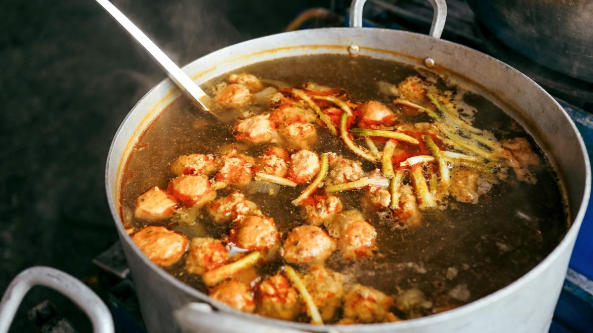 doi baieti chinezi au urinat intr o oala de supa acum trebuie sa plateasca 300 000 de dolari